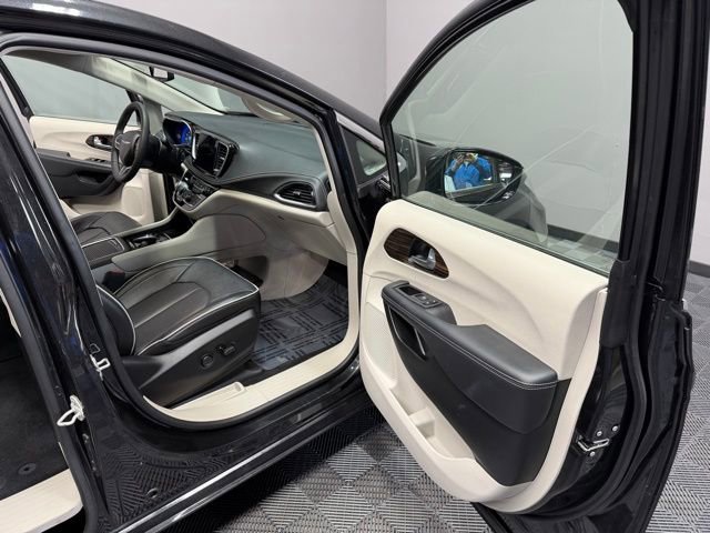 Used 2024 Chrysler Pacifica Limited image 16
