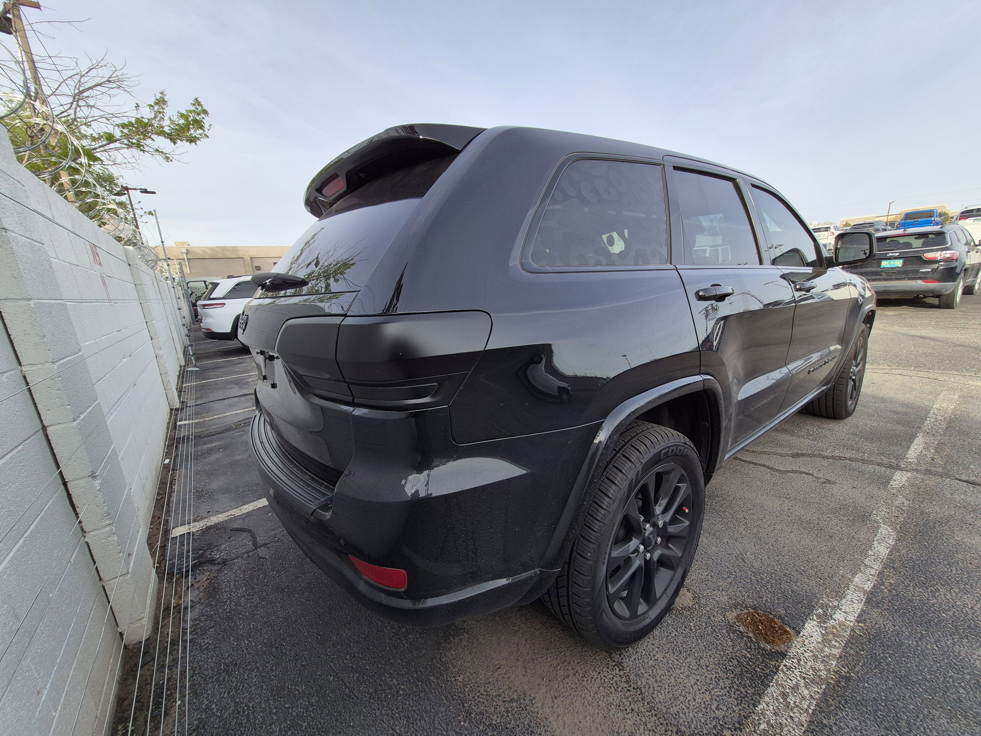 Used 2022 Jeep Grand Cherokee Laredo X image 10