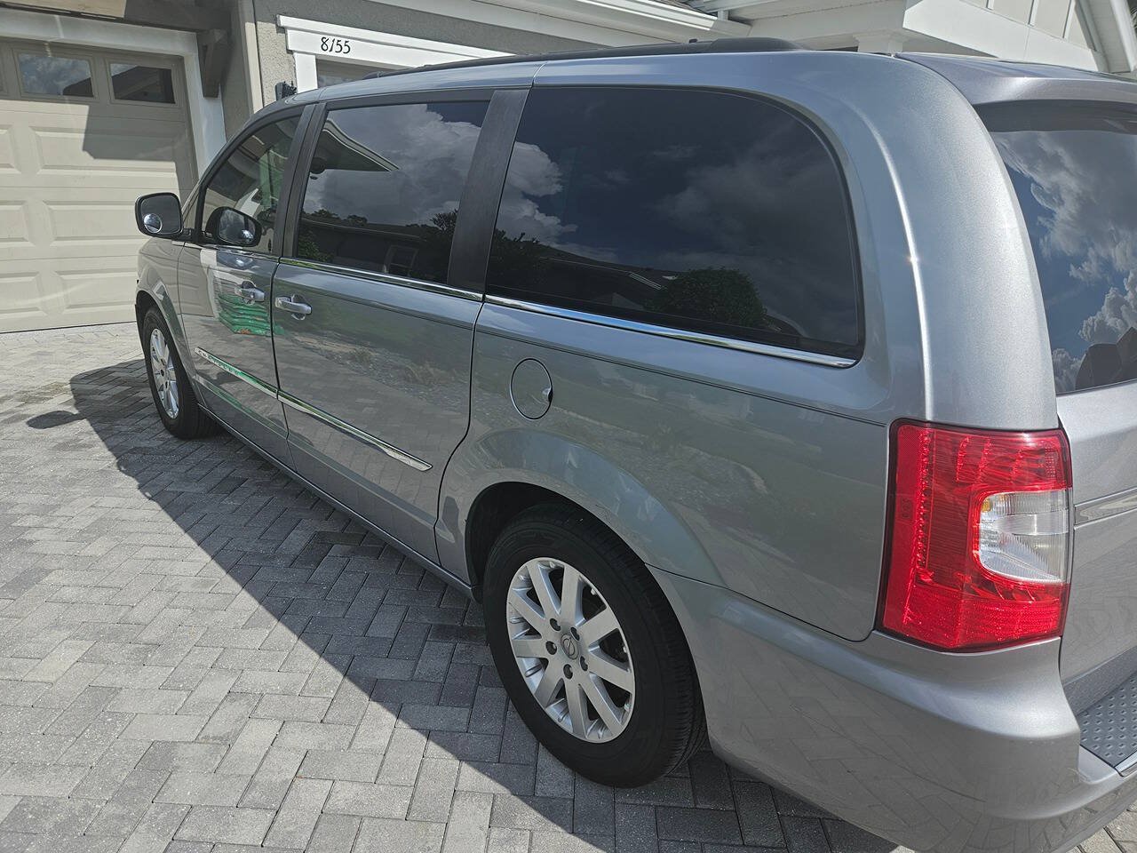 Used 2016 Chrysler Town & Country Touring FWD image 9