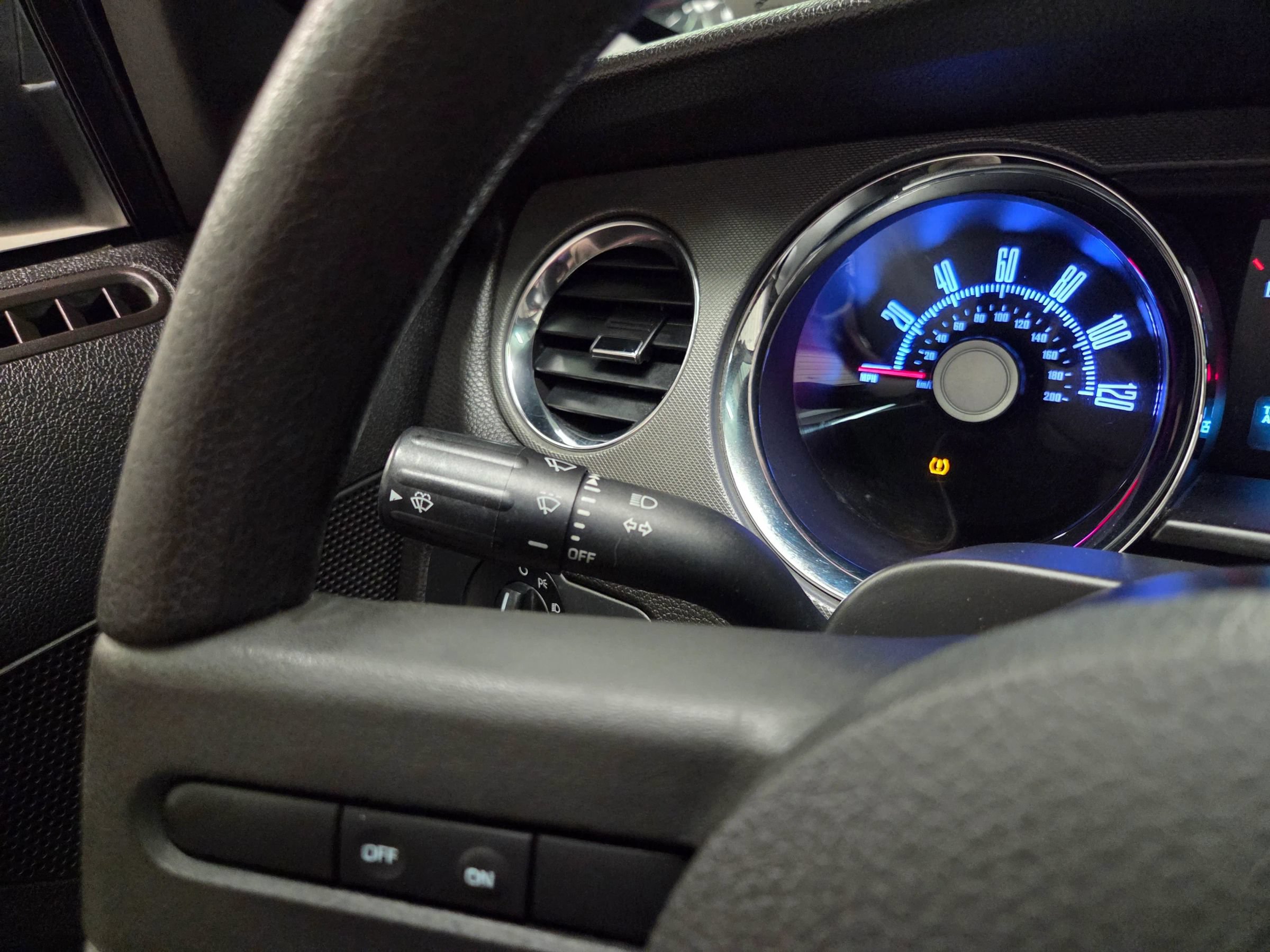 Used 2010 Ford Mustang Convertible RWD image 23