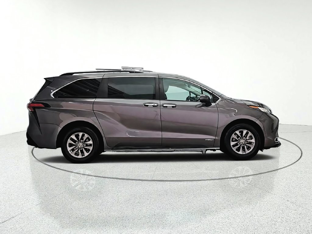 Used 2021 Toyota Sienna XLE w/ XLE Plus Package FWD image 8