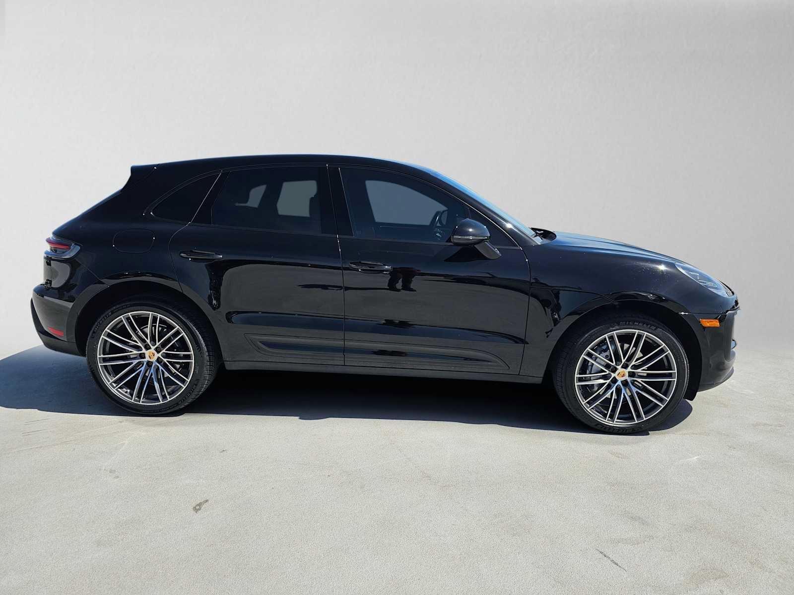 Used 2023 Porsche Macan AWD/4WD image 2