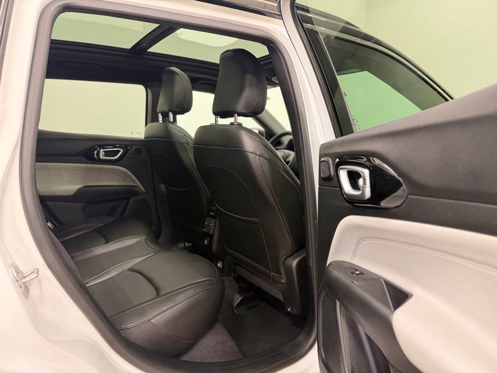 Used 2023 Jeep Compass Limited w/ Sun and Sound Group image 15