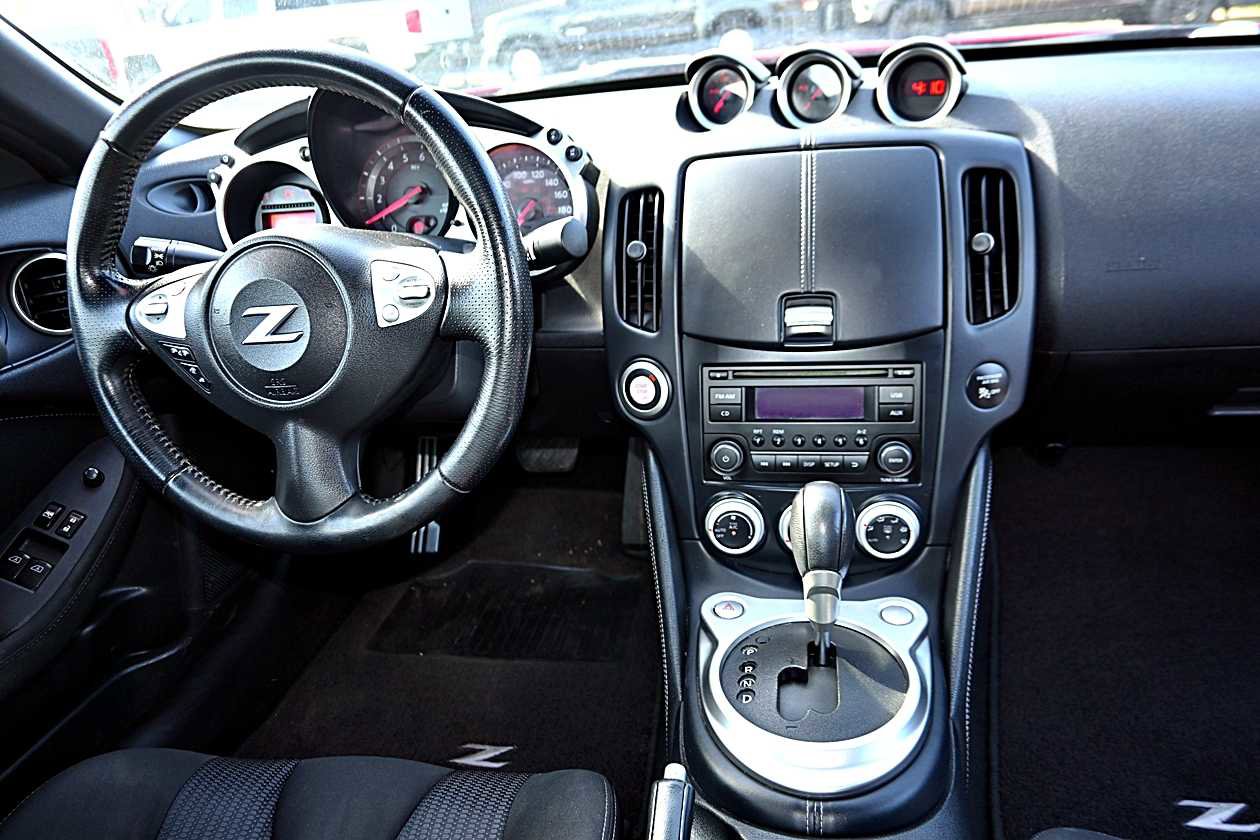 Used 2016 Nissan 370Z Coupe RWD image 9