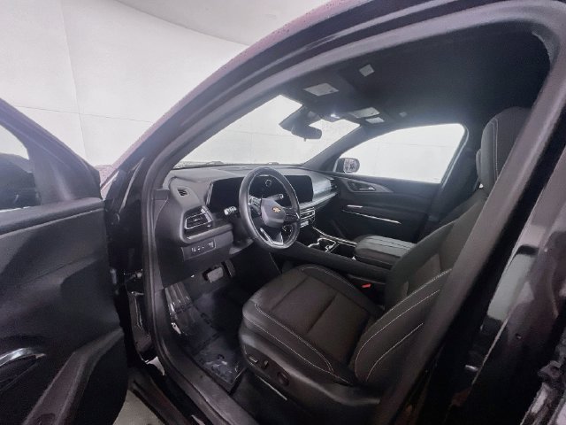 Used 2025 Chevrolet Traverse LT FWD image 17