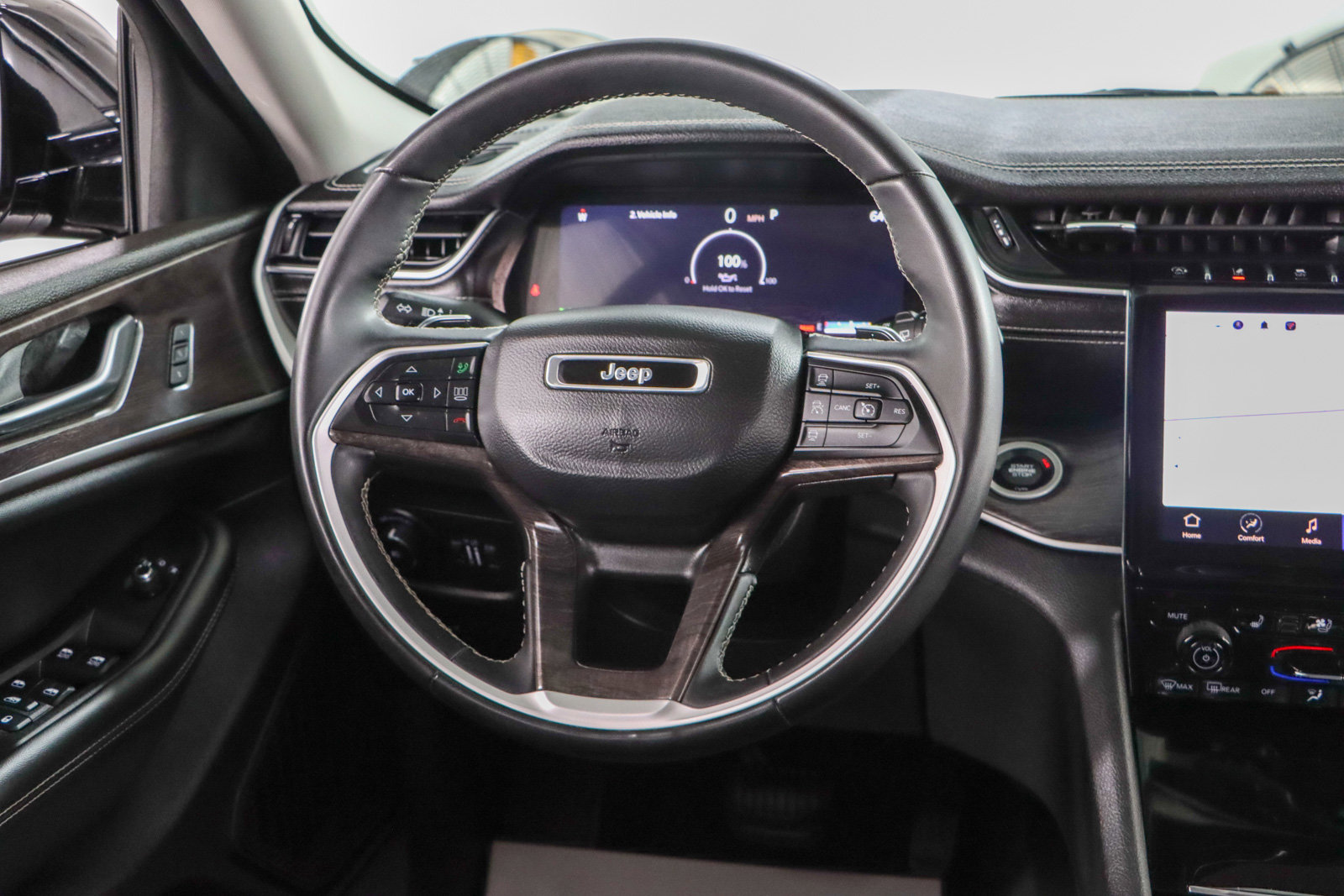 Used 2023 Jeep Grand Cherokee Limited w/ Luxury Tech Group II image 12