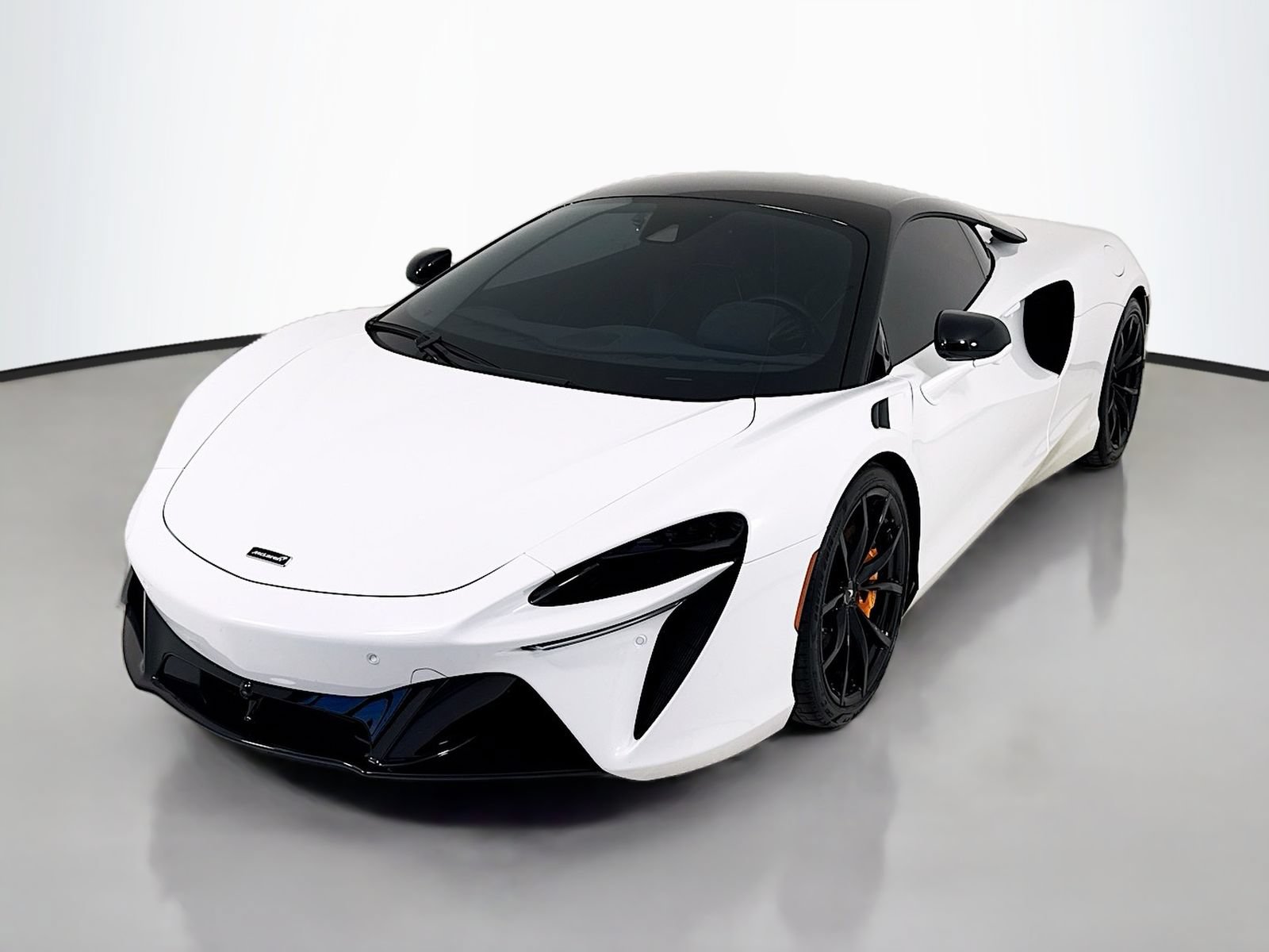 Used 2024 McLaren Artura RWD image 3