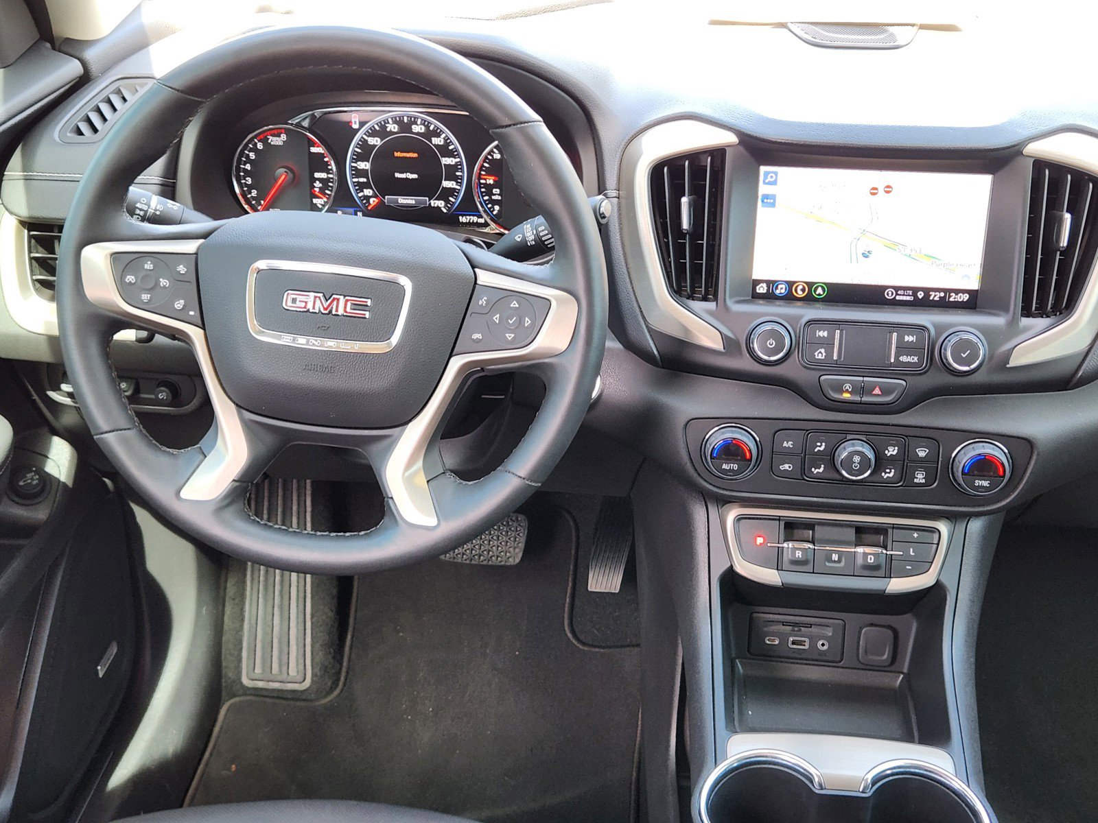 Used 2024 GMC Terrain Denali w/ Denali Premium Package image 10