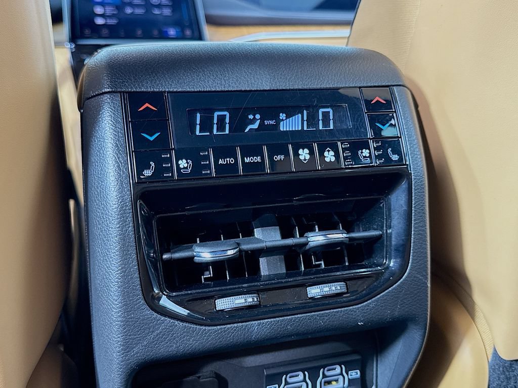Used 2023 Jeep Grand Cherokee Summit AWD/4WD image 19