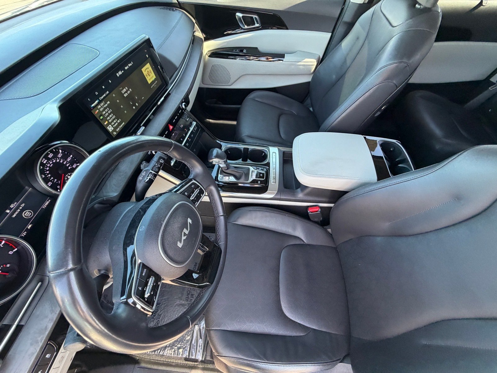 Used 2024 Kia Carnival EX FWD image 16