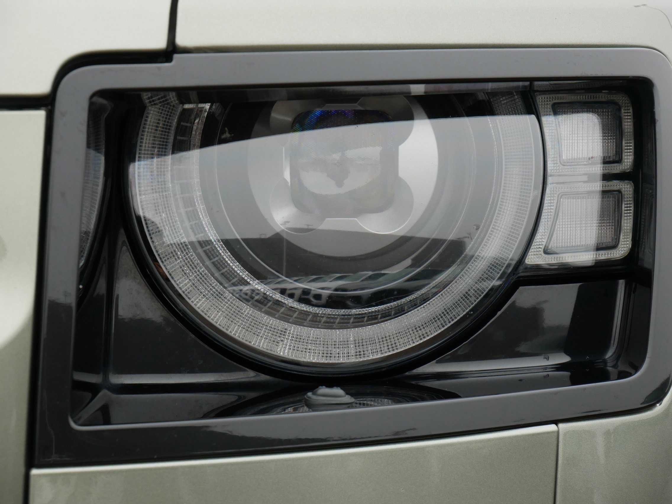 Used 2020 Land Rover Defender 110 SE image 9