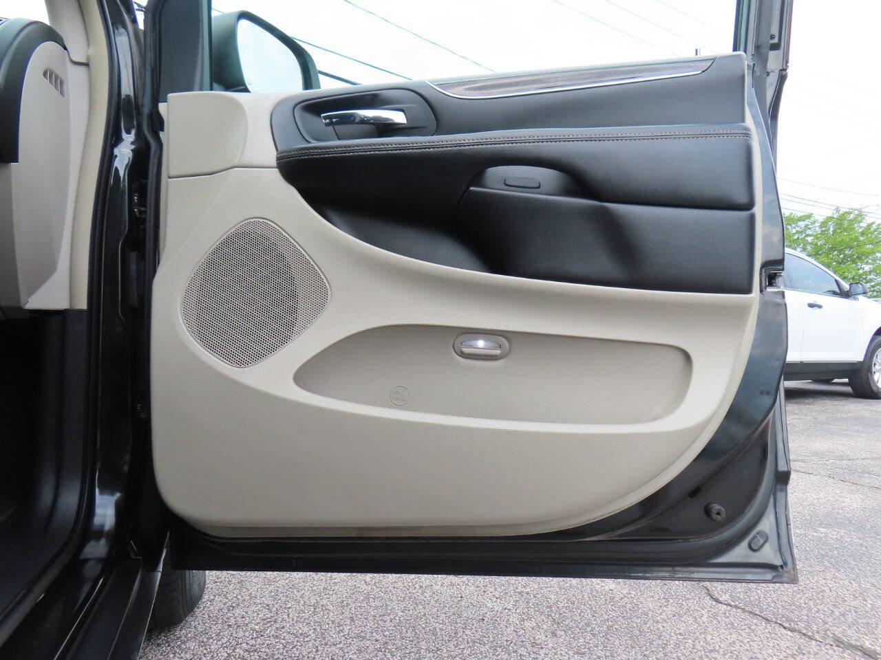 Used 2014 Chrysler Town & Country Touring FWD image 39