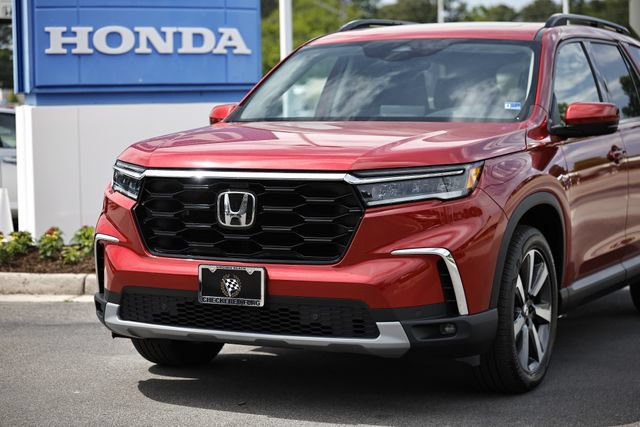 Used 2025 Honda Pilot Touring image 2