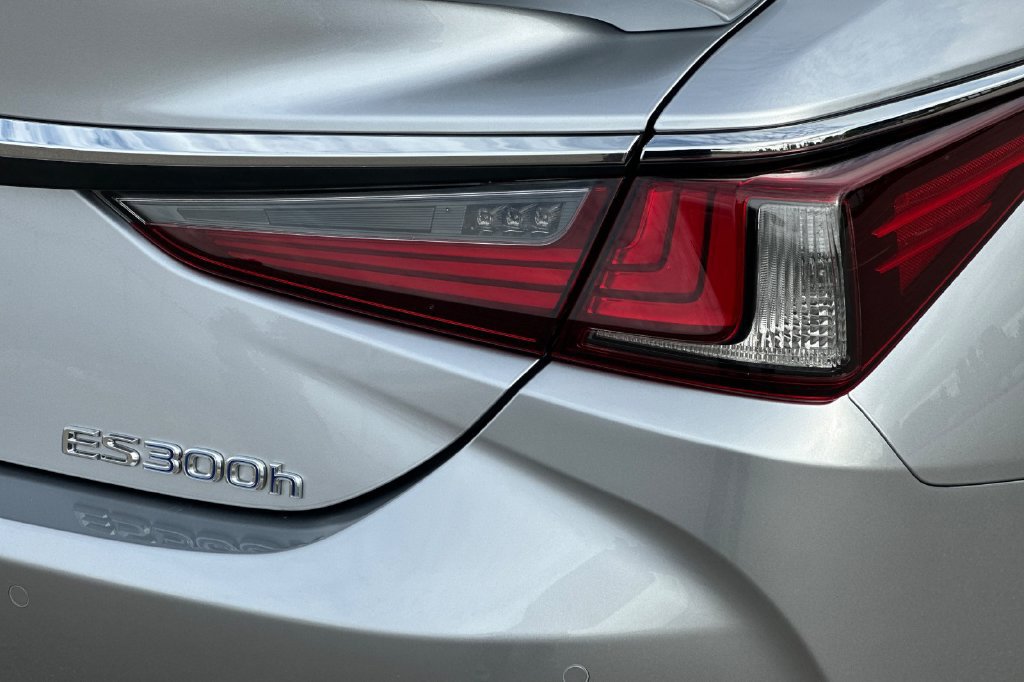 Certified 2022 Lexus ES 300h w/ Premium Package FWD image 26