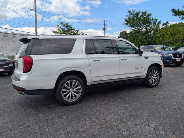 Used 2022 GMC Yukon XL Denali w/ Denali Premium Package AWD/4WD image 3