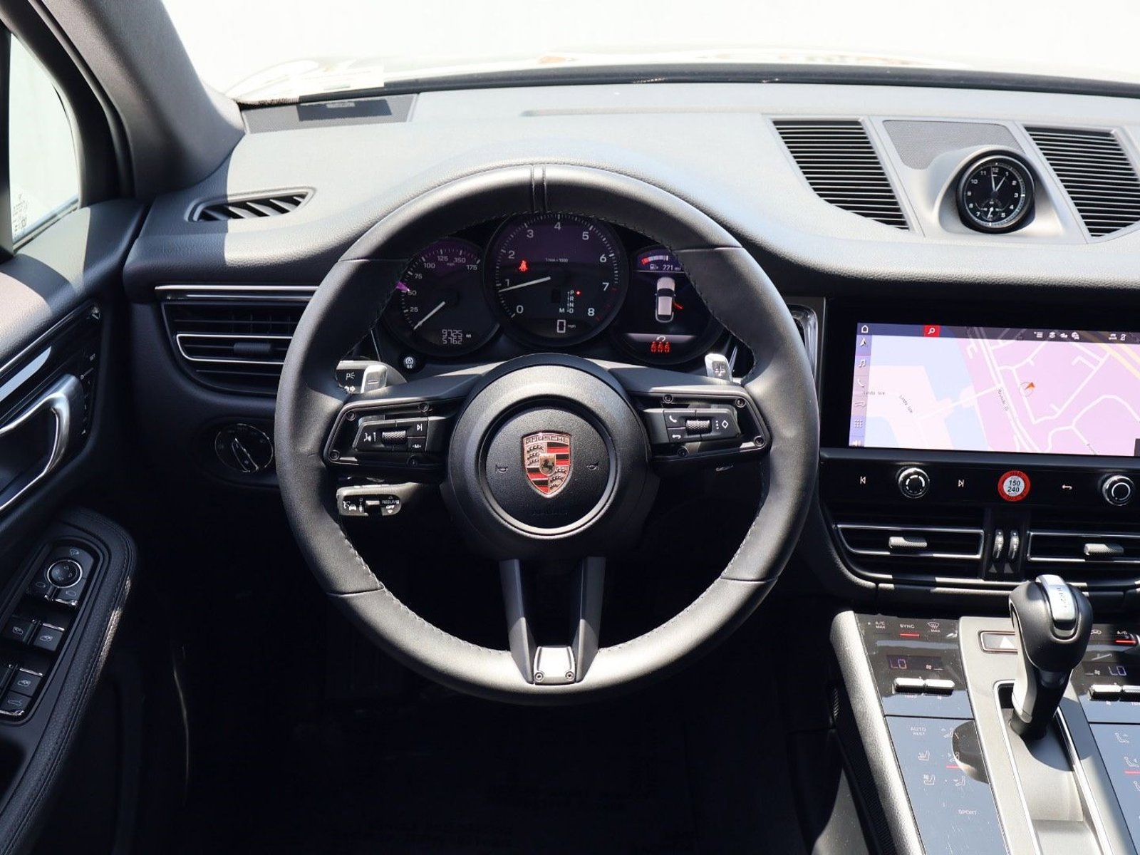 Certified 2025 Porsche Macan AWD/4WD image 15