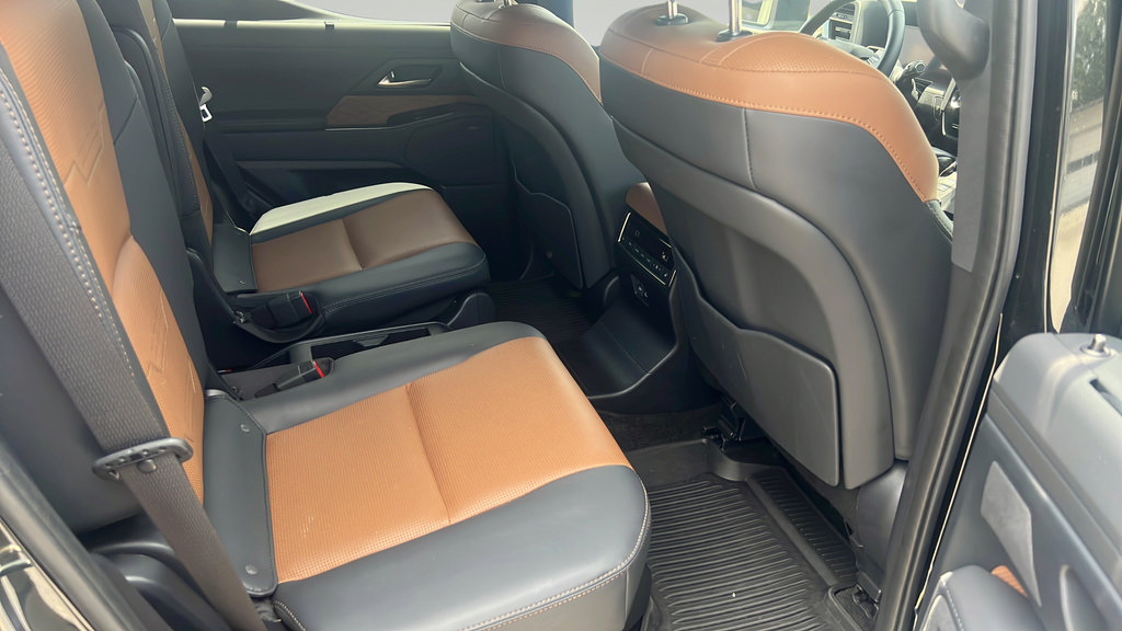 Used 2025 Lexus GX 550 w/ Accessory Package (2T) AWD/4WD image 18