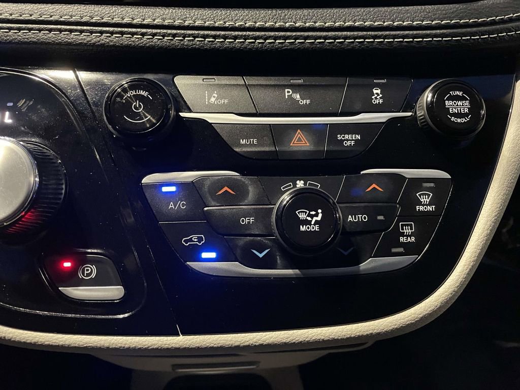 Used 2023 Chrysler Pacifica Touring-L image 41
