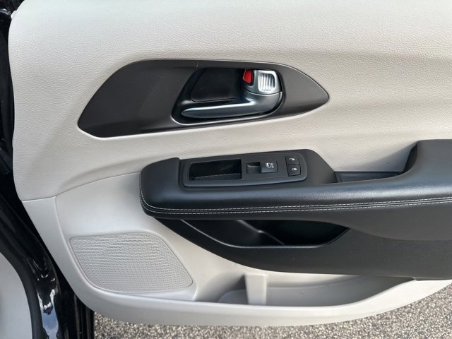 Used 2024 Chrysler Pacifica Touring-L image 12