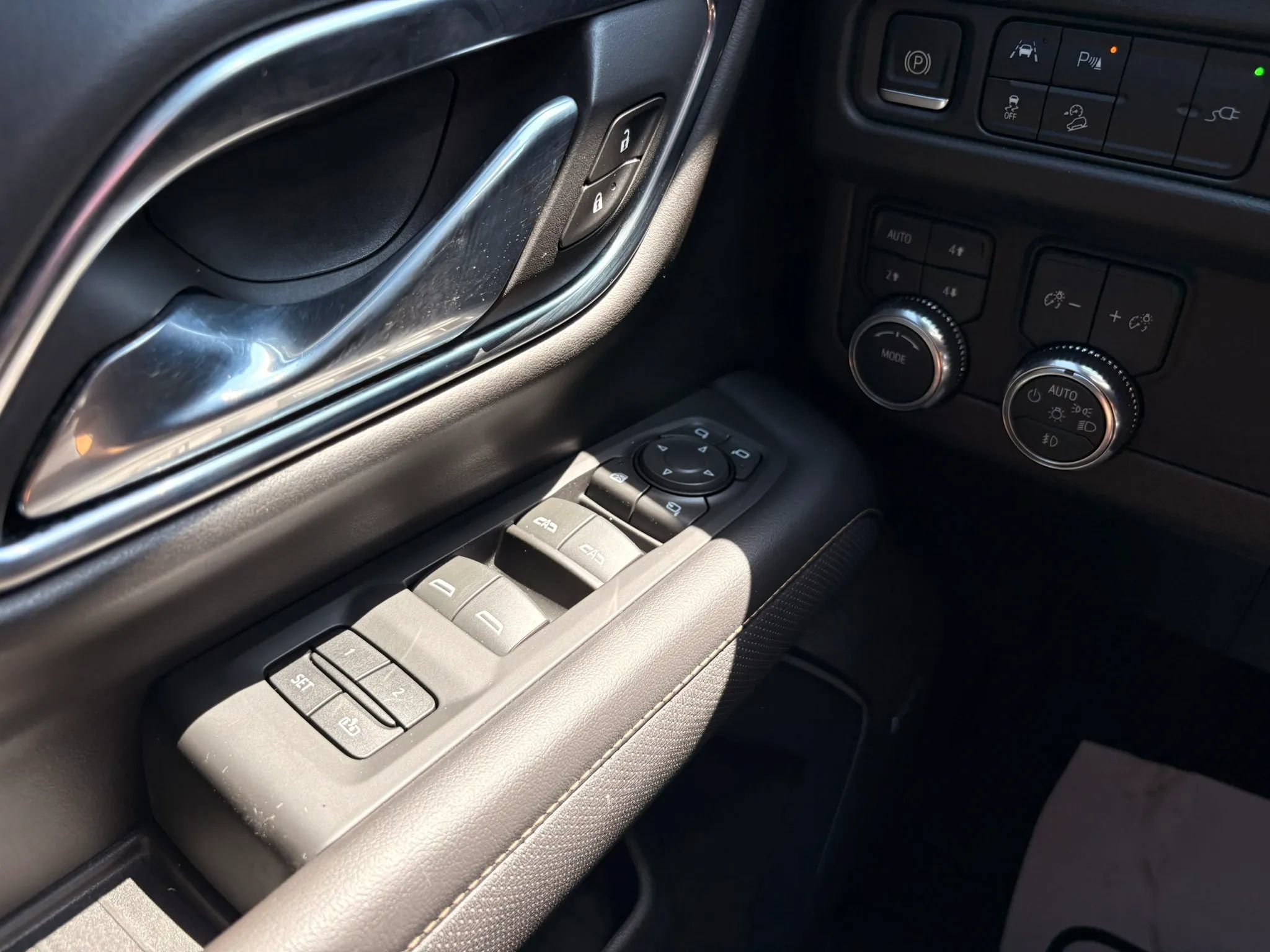 Used 2021 GMC Yukon AT4 w/ Rear Media and Nav Package AWD/4WD image 28