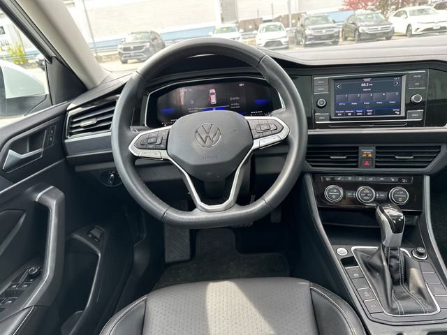 Certified 2023 Volkswagen Jetta SE w/ Panoramic Sunroof Package FWD image 17