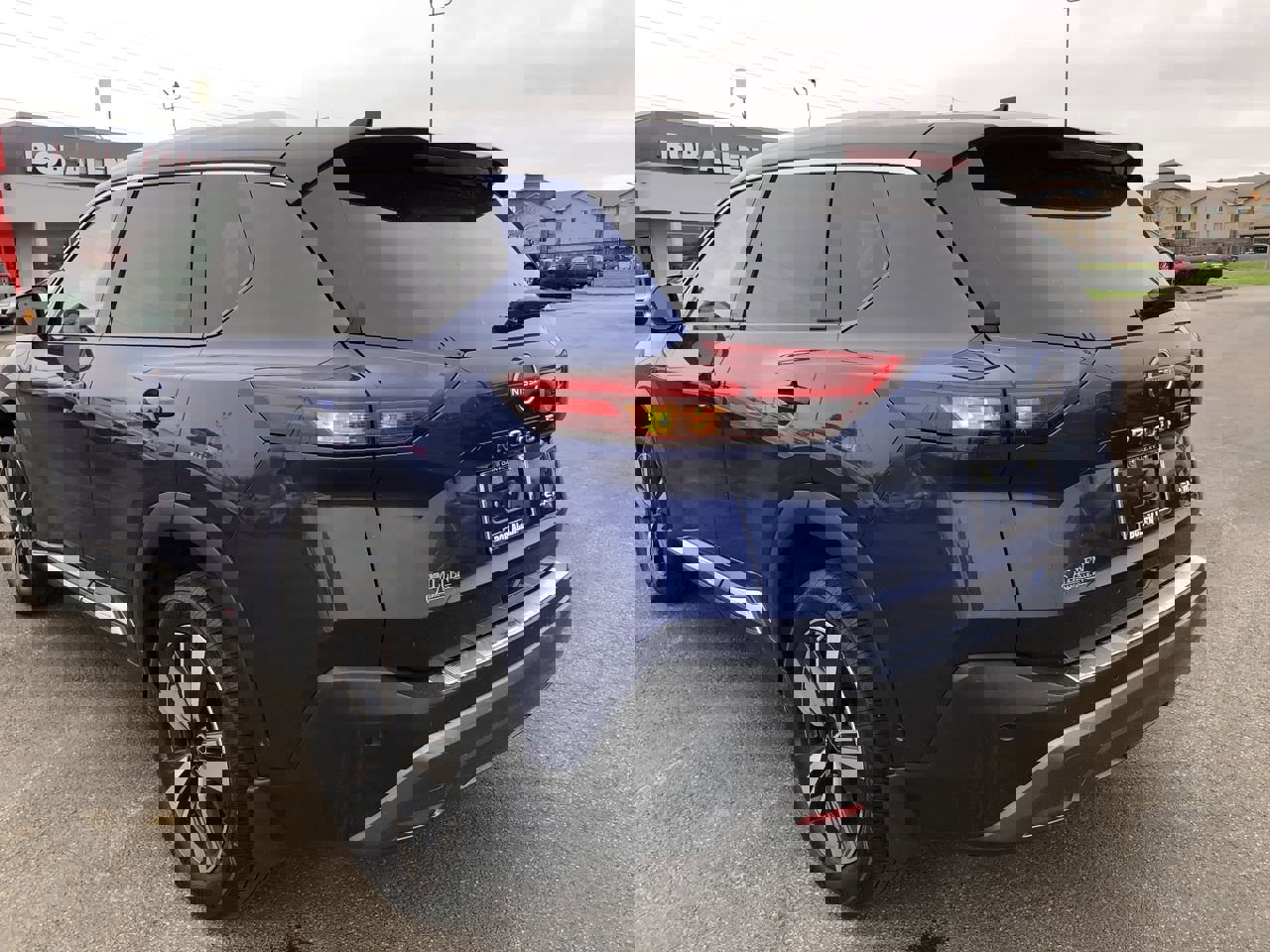 Used 2023 Nissan Rogue SL w/ SL Premium Package image 12