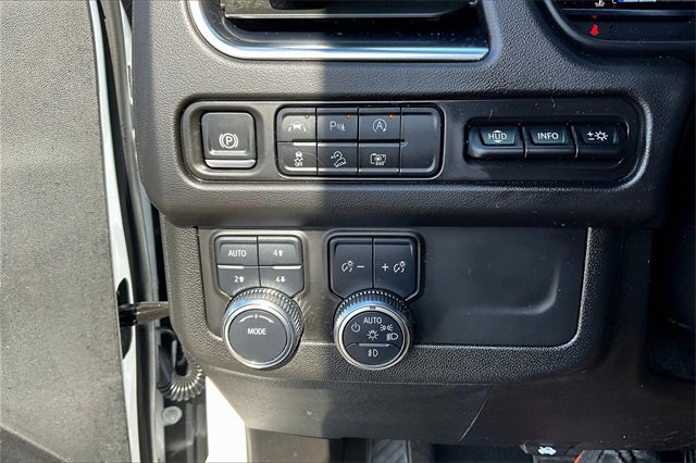 Used 2024 GMC Yukon XL AT4 w/ Technology Package image 15