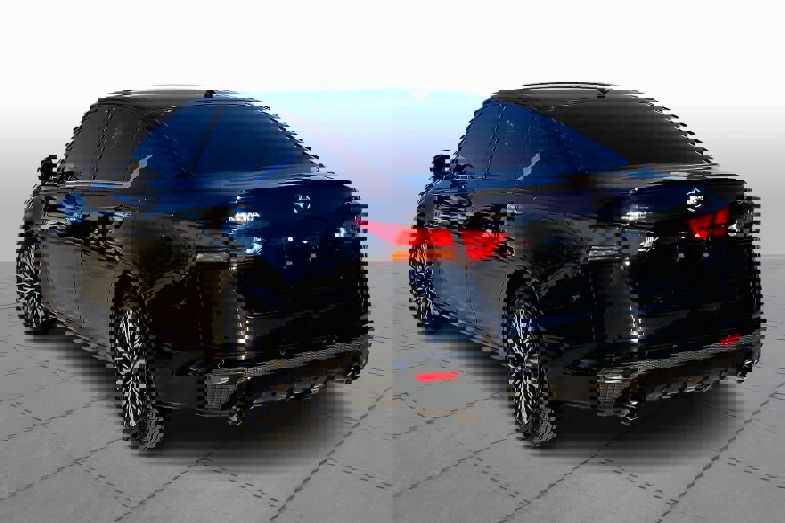 Used 2023 Nissan Altima 2.5 SV w/ SV Premium Package image 11