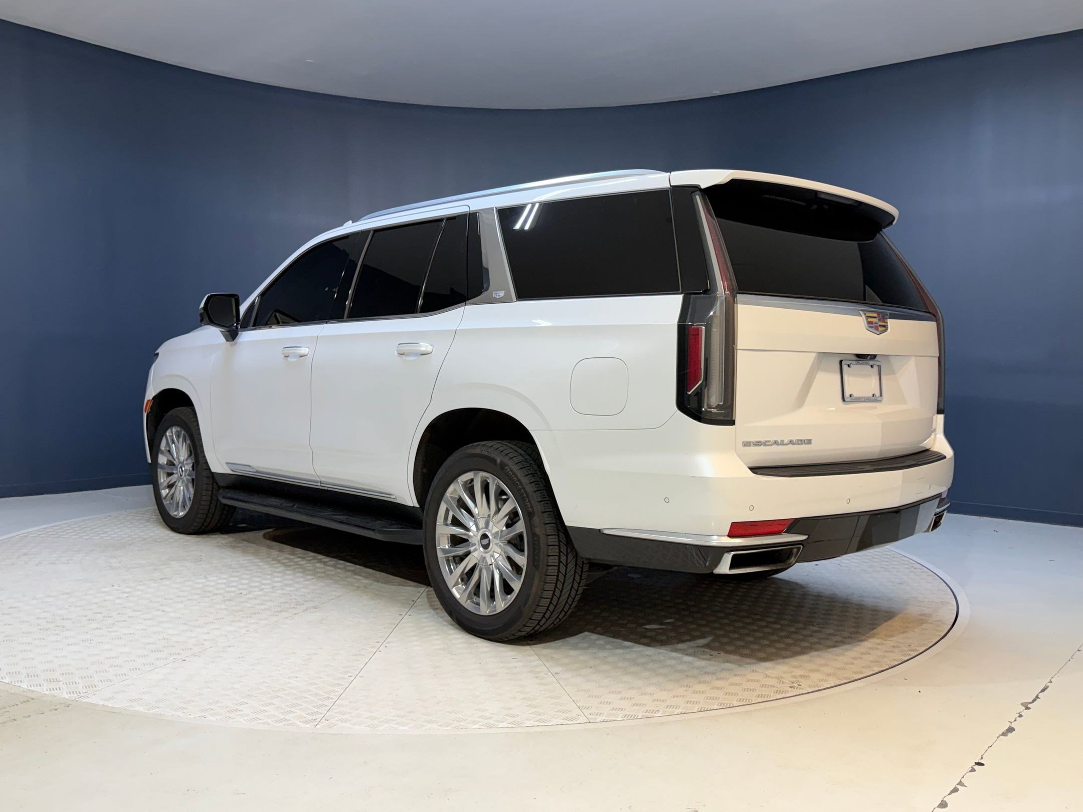 Used 2023 Cadillac Escalade Premium Luxury image 3
