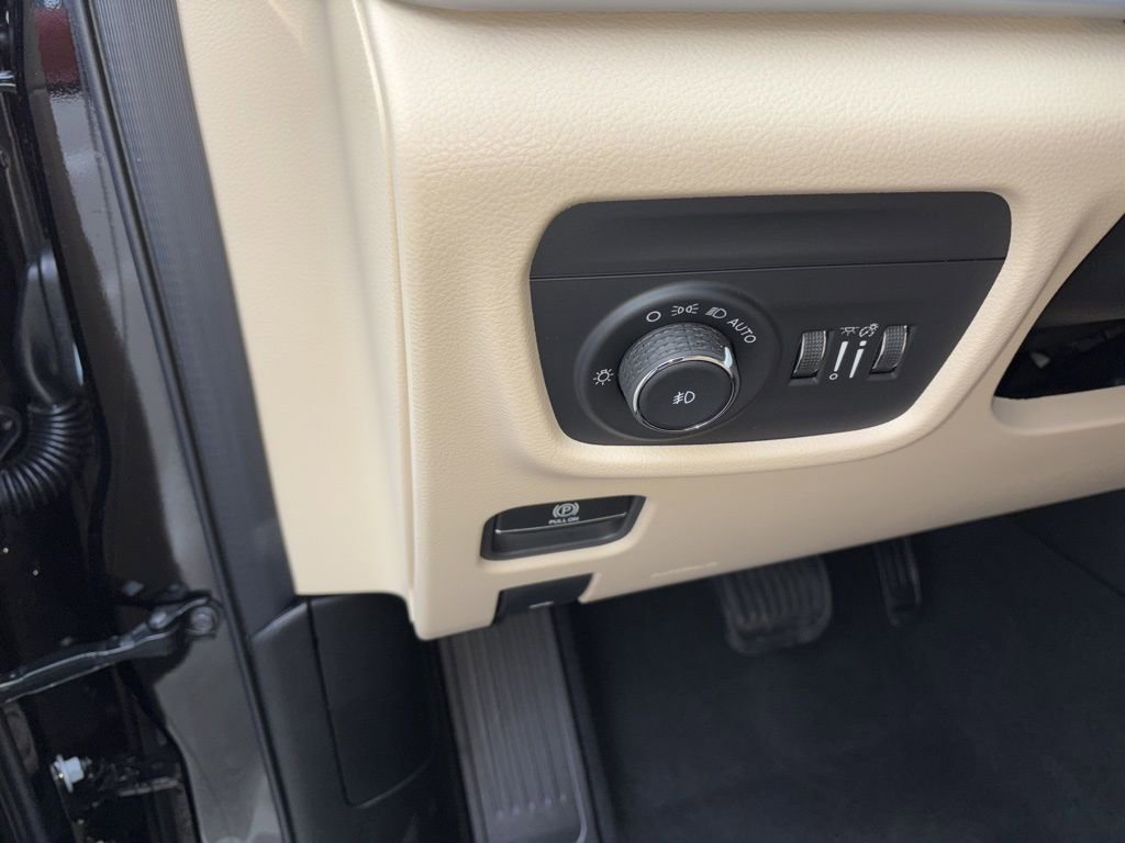 New 2025 Jeep Grand Cherokee L Limited w/ Luxury Tech Group II image 12