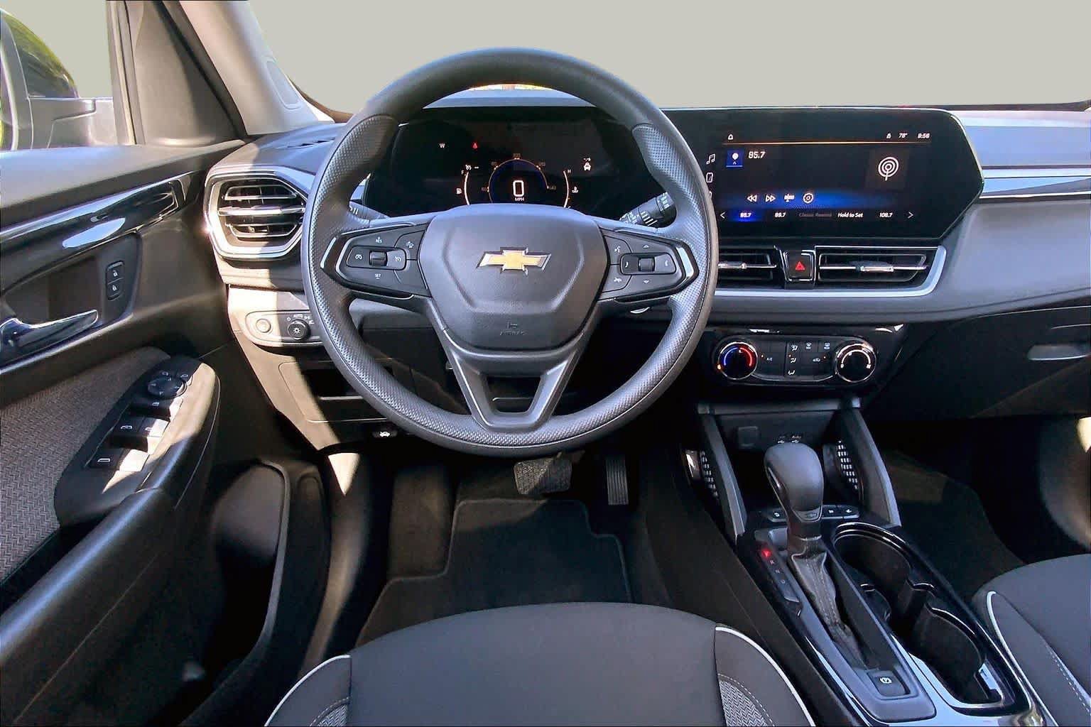 Used 2025 Chevrolet TrailBlazer LT FWD image 6