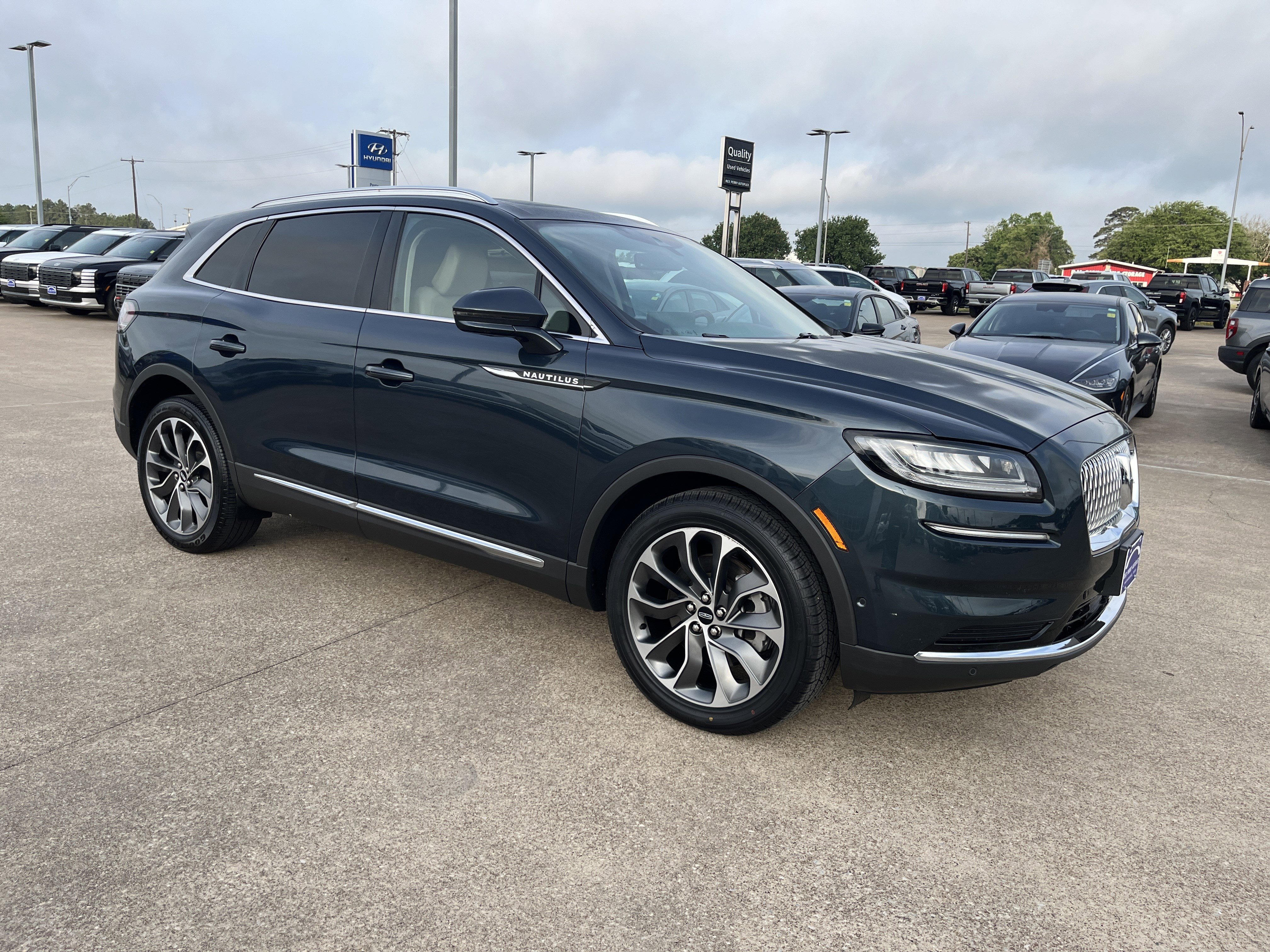 Used 2022 Lincoln Nautilus Reserve w/ Equipment Group 201A FWD image 3