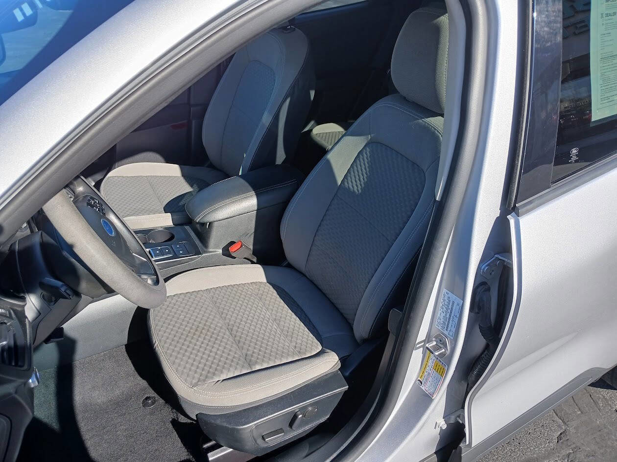 Used 2020 Ford Escape SE image 12