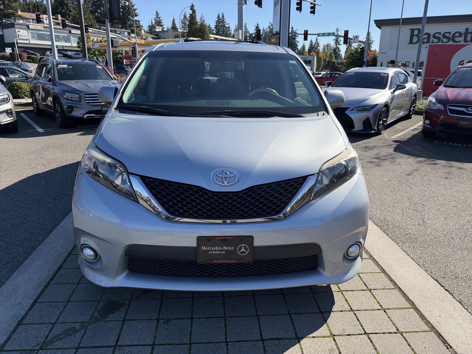 Used 2014 Toyota Sienna SE FWD image 2
