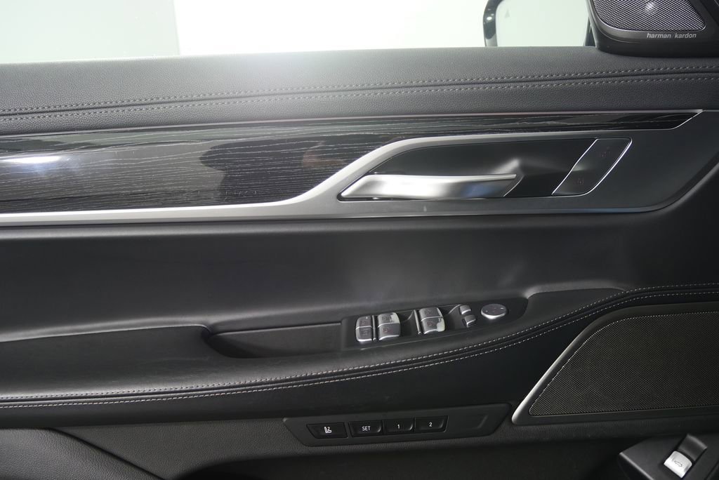 Used 2022 BMW 740i xDrive w/ M Sport Package image 9