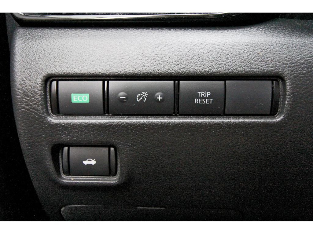 Used 2024 Nissan Sentra SV w/ SV Premium Package image 9