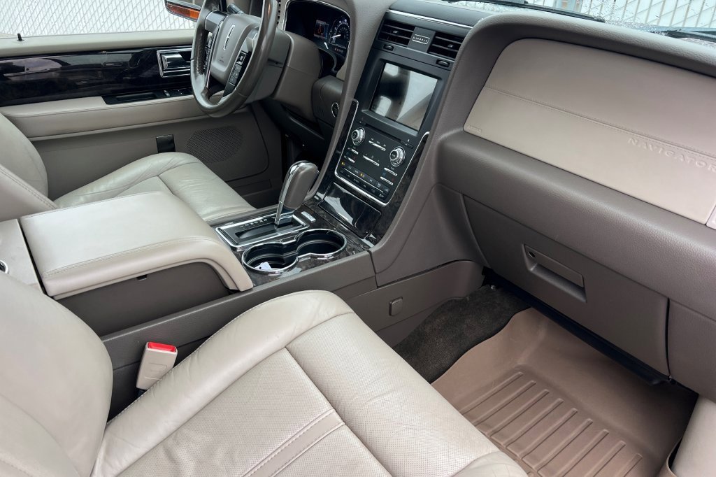 Used 2016 Lincoln Navigator Select image 14