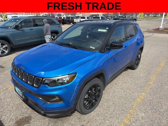 Used 2024 Jeep Compass Latitude w/ Convenience Group AWD/4WD image 3