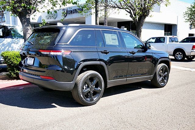 New 2026 Jeep Grand Cherokee Limited w/ Limited Altitude Package AWD/4WD image 9