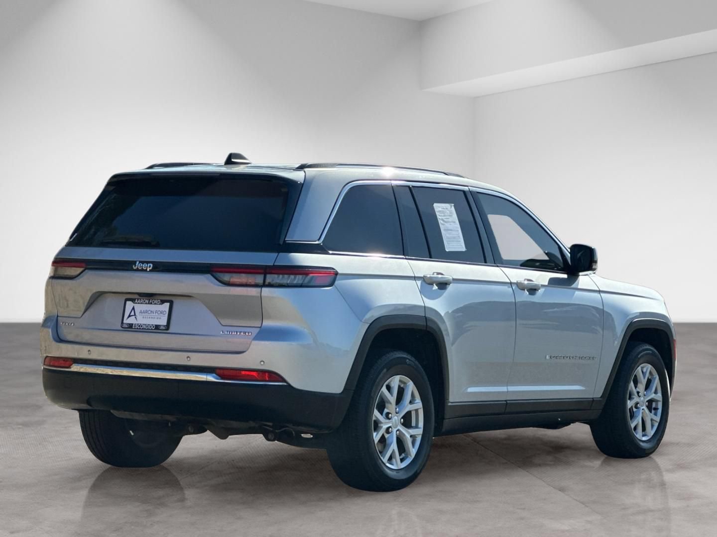 Used 2023 Jeep Grand Cherokee Limited w/ Trailer Tow Prep Group (B) AWD/4WD image 5