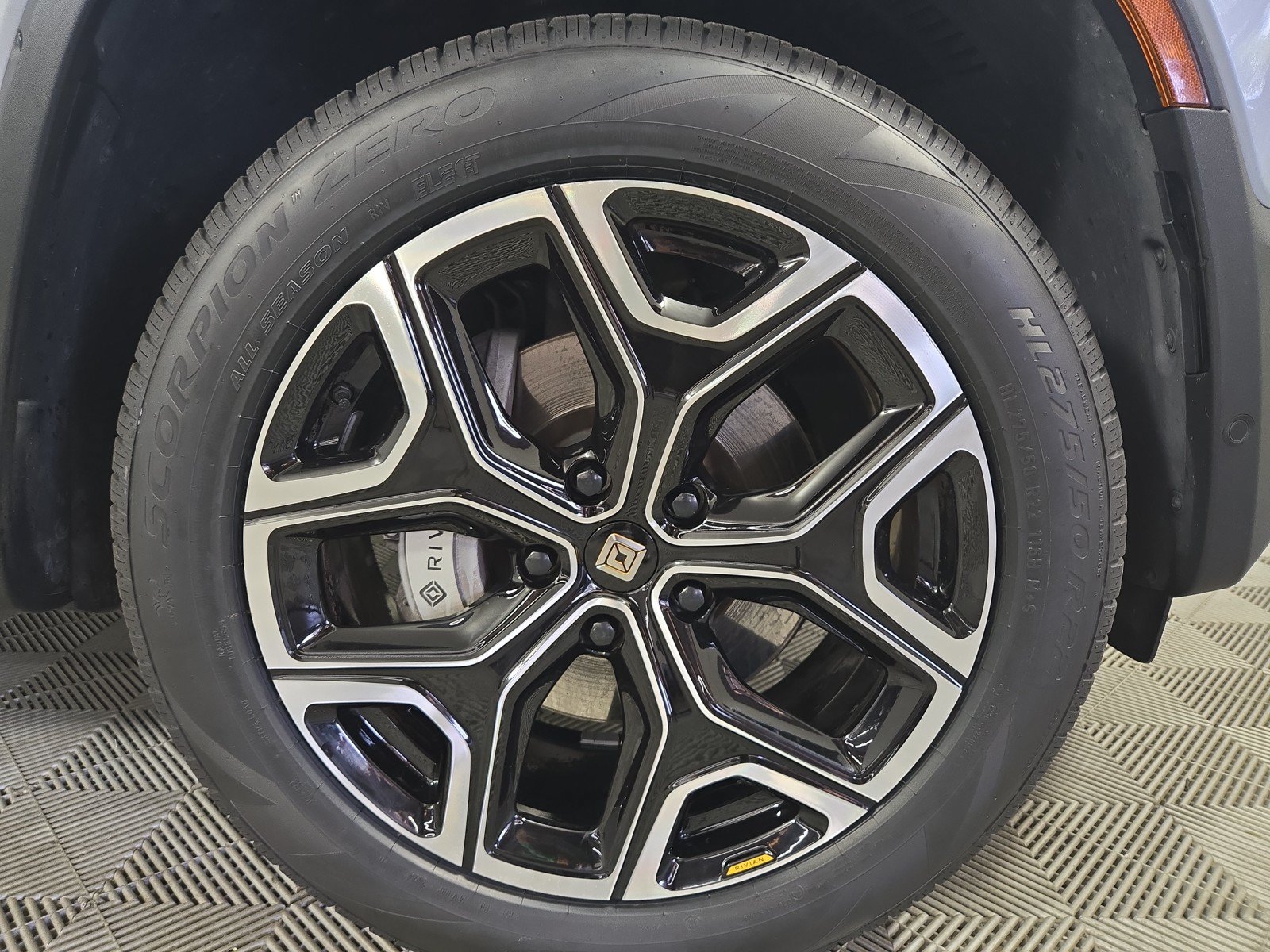 Used 2024 Rivian R1S Adventure AWD/4WD image 11