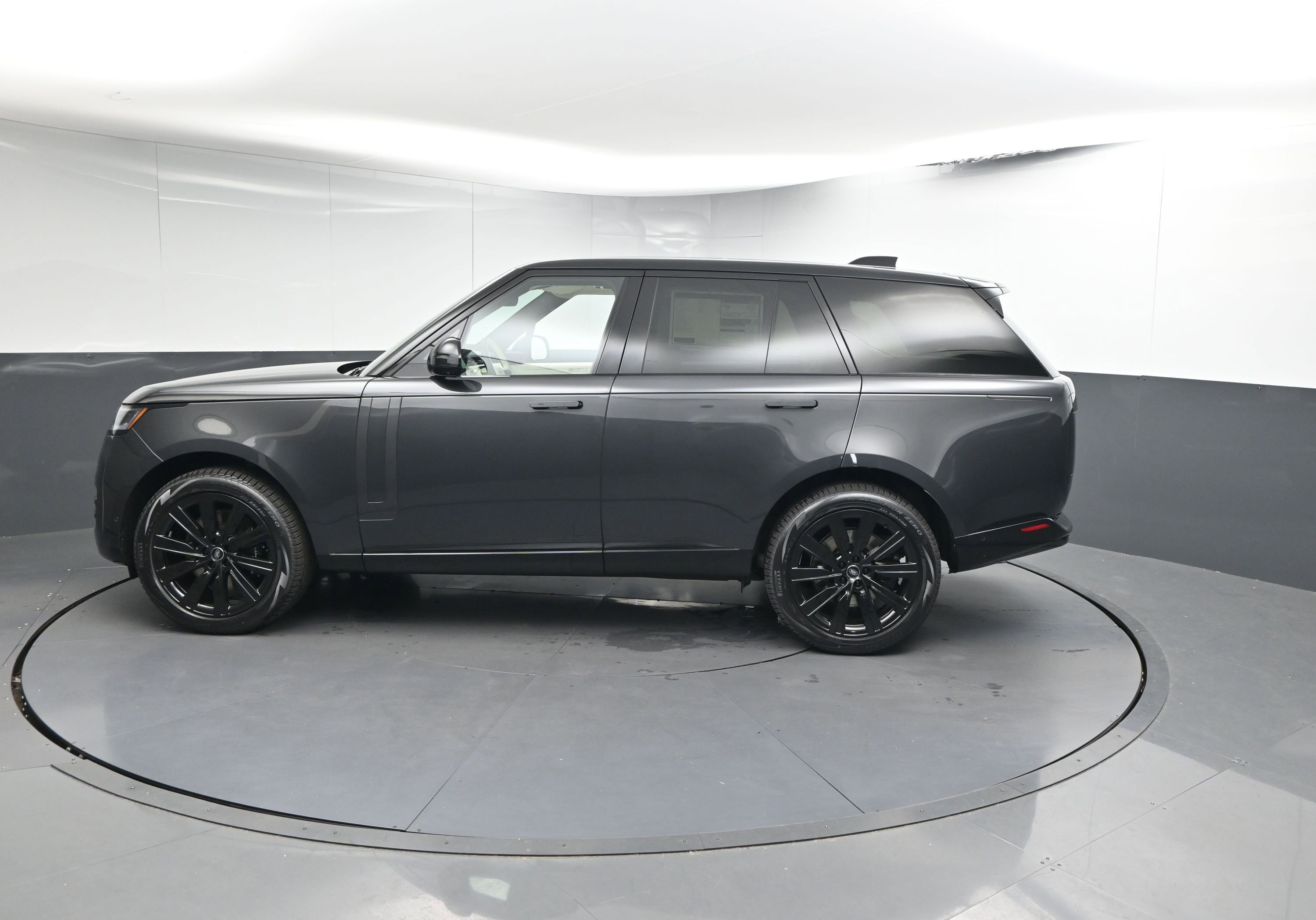 New 2025 Land Rover Range Rover SE image 2
