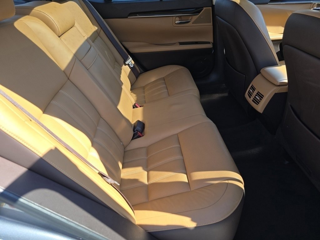 Used 2016 Lexus ES 350 w/ Ultra Luxury Package image 29