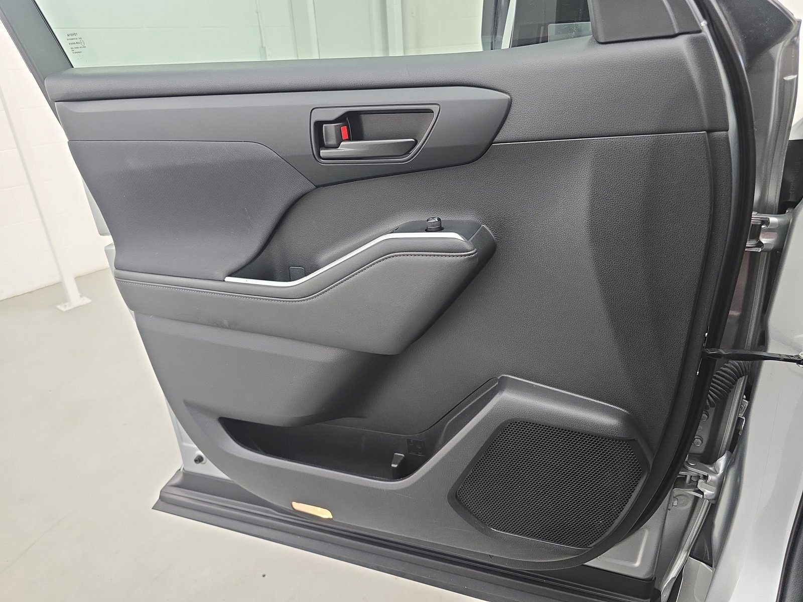 Used 2023 Toyota Highlander L image 27