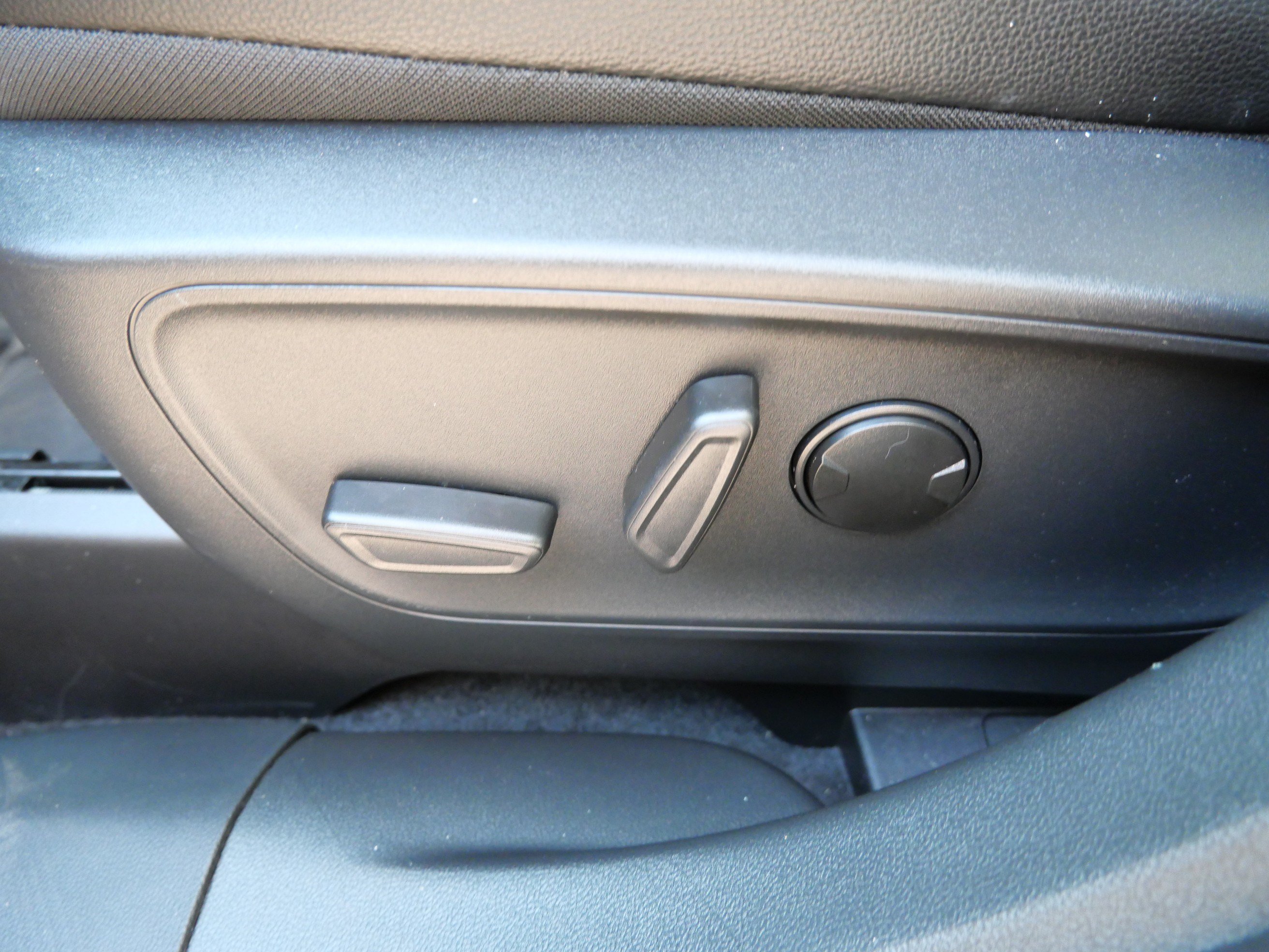 Used 2025 Ford Escape SE w/ PHEV Premium Package FWD image 19