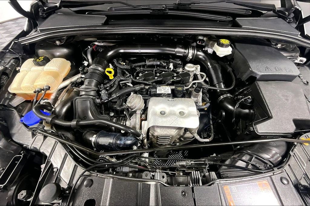 Used 2018 Ford Focus SE w/ SE Appearance Package FWD image 9