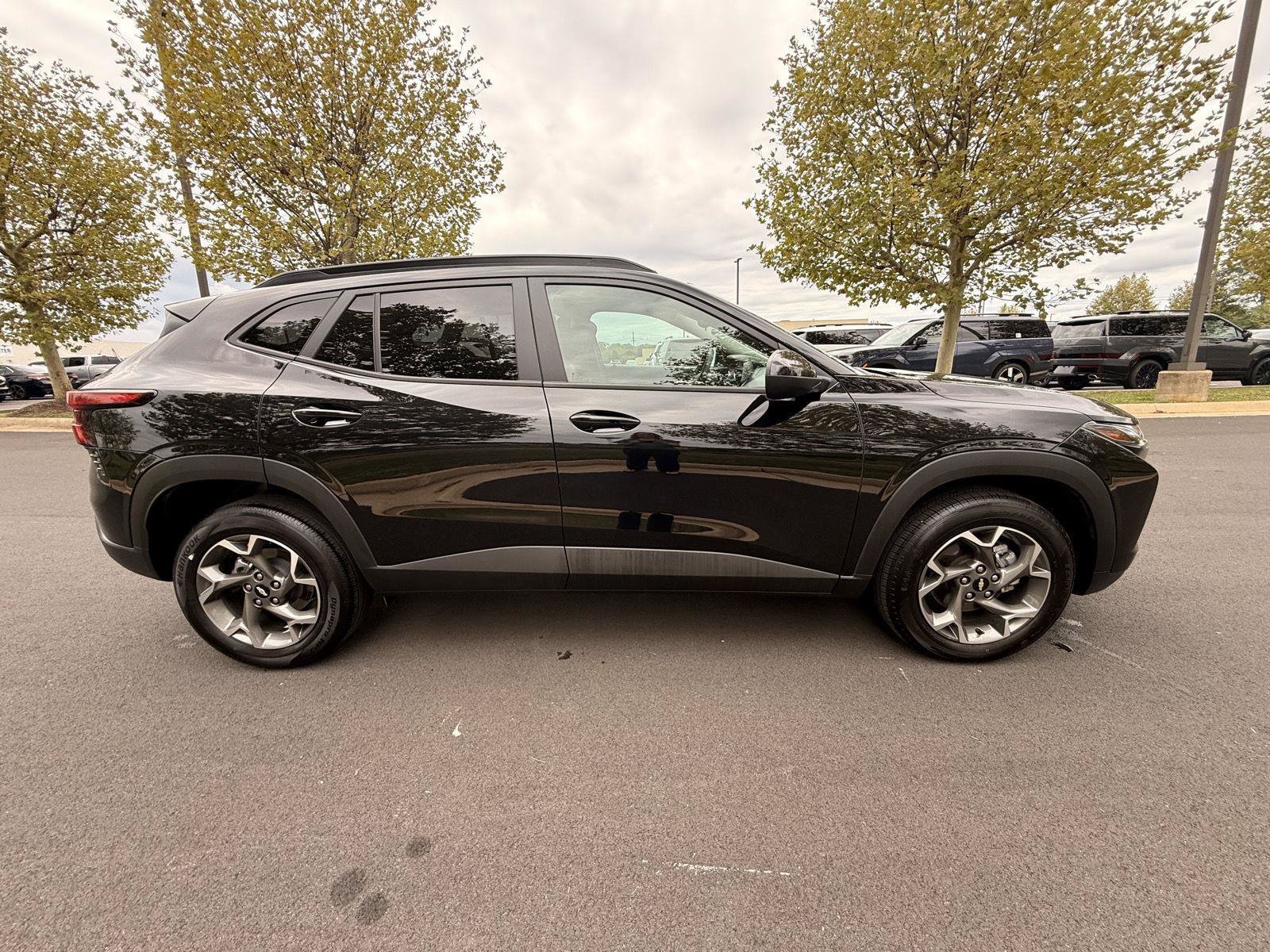 Used 2025 Chevrolet Trax LT FWD image 4