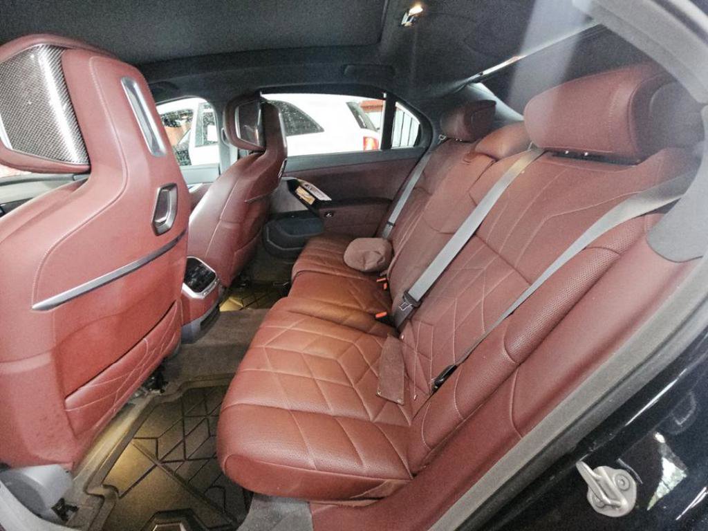 Used 2023 BMW 740i w/ Luxury Rear Seating Package image 5