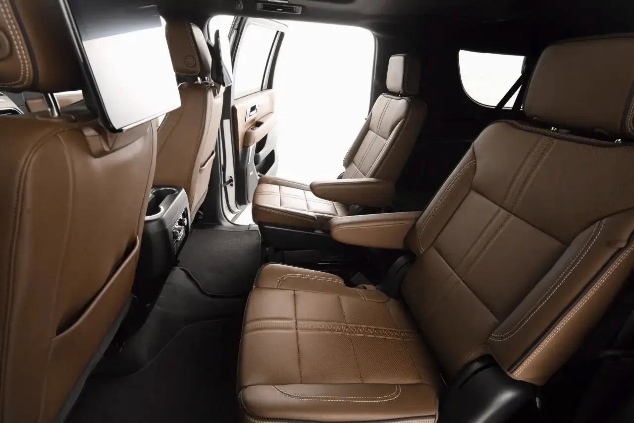 Used 2025 Chevrolet Suburban High Country image 31