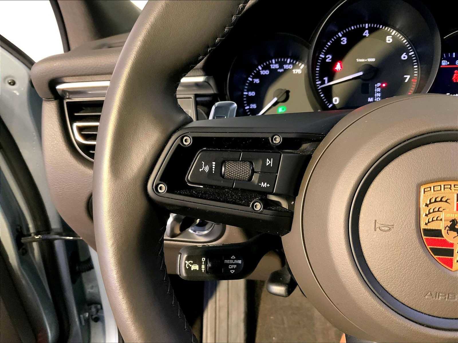 Certified 2023 Porsche Macan image 27